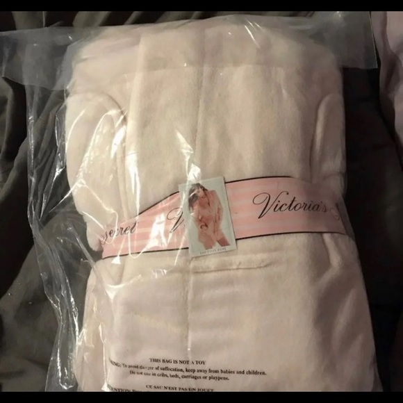 Victoria’s Secret The Cozy Robe Size M/L. New in Bag. - Picture 5 of 5